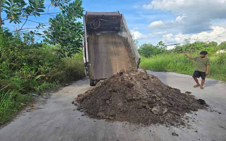 Dewan Dorong Pelaku Usaha Tanah Urug Berkontribusi Tingkatkan PAD
