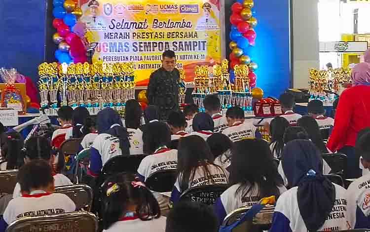 Kadisdik Kotim saat memantau langsung anak-anak yang mengikuti lomba Aritmatika, Minggu, 27 April 2025.(FOTO ; DEVI*?
