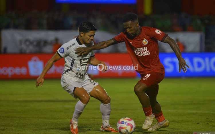 Arsip - Pesepak bola Semen Padang FC Stewart (kanan) menggiring bola dibayangi pemain Persija Jakarta Rio Fahmi (kiri) pada pertandingan lanjutan BRI Liga 1 di Stadion H Agus Salim Padang, Sumatera Barat, Jumat (6/12/2024). ANTARA FOTO/Iggoy el Fitra/rwa.