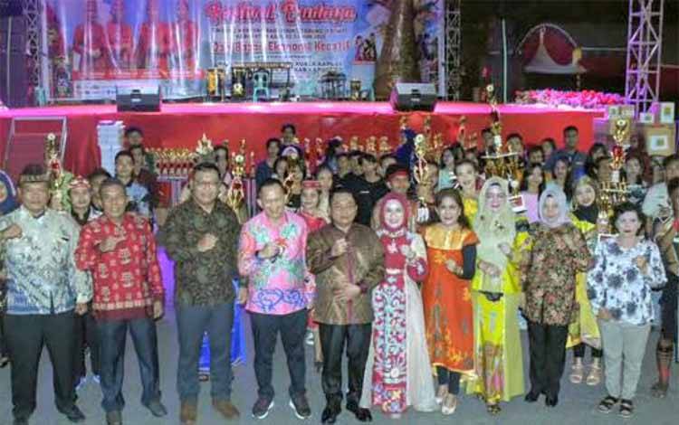 Bupati Kapuas Resmi Tutup Festival Budaya Tingang Menteng Panunjung Tarung 2025