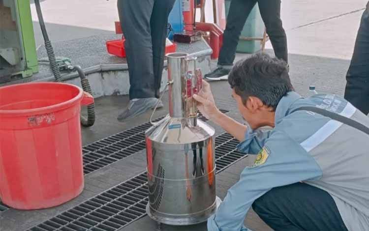 DPKUKMP Palangka Raya Tera Ulang Nozzle Pompa Bensin SPBU untuk Jamin Keakuratan Pengukuran