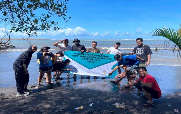 Smart Batik Indonesia dan Pensil Terbang Tanam Mangrove di Pantai Baros untuk Lingkungan