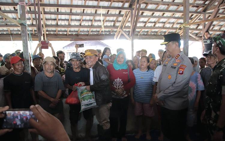 Pemprov Kalteng Salurkan 3000 Paket Sembako Korban Banjir di Barito Selatan