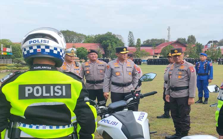 Kapolda Kalteng Irjen Iwan Kurniawan saat melakukan pengecekan personil pengamanan May Day (Foto : PATHUR)
