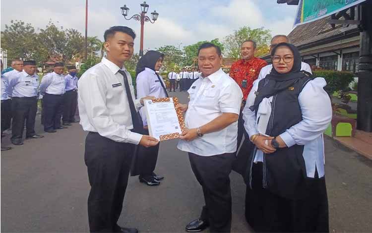 Bupati Kotim Serahkan Ratusan SK CPNS Formasi 2024