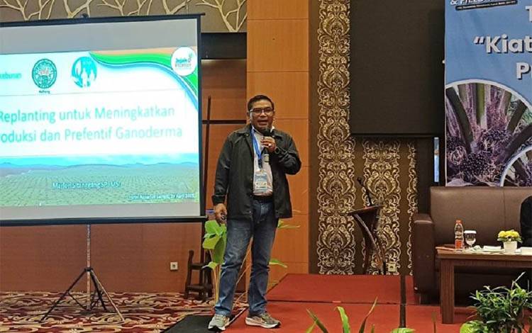 Praktisi dari Perhimpunan Praktisi Profesional Perkebunan Indonesia atau P3PI, Marlon Sitanggang dalam Teknis Kelapa Sawit atau TKS dan Field Trip Sampit yang diselenggarakan GAPKI Cabang Kalteng dan Media Perkebunan pada 28-30 April 2025. (FOTO: Istimewa)
