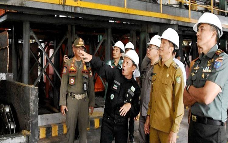 Pj Bupati Barito Utara Tinjau Operasional Pabrik Sawit di Desa Hajak