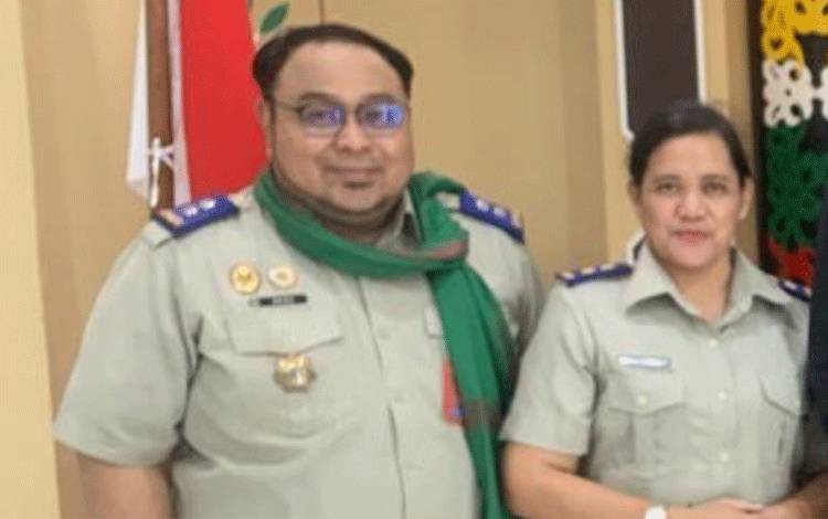 Plt Kepala Kantor Pertanahan Kabupaten Gunung Mas Aries Fauzan Rahman (kiri), (FOTO: IST)