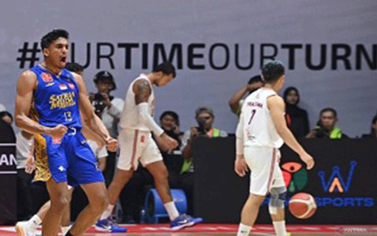 Pebasket Satria Muda Pertamina Jakarta Ali Bagir Alhadar (kiri) meluapkan ekspresinya usai memasukkan bola saat bertanding melawan Pelita Jaya Jakarta dalam laga Final IBL All Indonesian Piala Menpora di Hall Basket Senayan, Gelora Bung Karno, Jakarta, Sabtu (5/10/2024). Pelita Jaya Jakarta menang atas Satria Muda Pertamina Jakarta dengan skor 72-55, dan akan bertemu pada game ketiga esok. ANTARA FOTO/Indrianto Eko Suwarso/rwa.