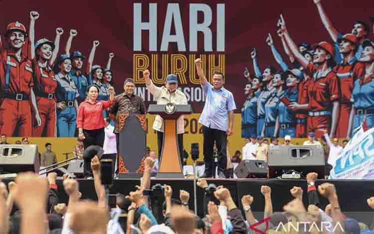 Presiden Prabowo Subianto (ketiga kiri) didampingi Presiden Konfederasi Serikat Pekerja Indonesia (KSPI) dan Presiden Partai Buruh Said Iqbal (kedua kiri), Presiden Konfederasi Serikat Buruh Seluruh Indonesia (KSBSI) Elly Rosita Silaban (kiri), dan Ketua Umum Konfederasi Serikat Pekerja Seluruh Indonesia (KSPSI) Pembaruan Jumhur Hidayat (kanan) menyampaikan pidatonya pada perayaan Hari Buruh Internasional 2025 di kawasan Monas, Jakarta, Kamis (1/5/2025). ANTARA FOTO/Muhammad Adimaja/tom/pri. (AN