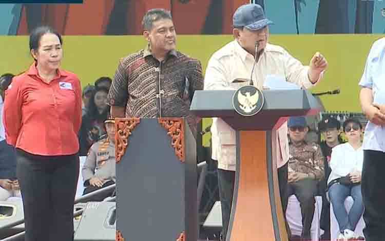 Tangkapan layar - Presiden RI Prabowo Subianto didampingi sejumlah pimpinan serikat buruh berpidato dalam peringatan Hari Buruh Internasional (May Day) 2025 di Lapangan Monas, Jakarta Pusat, Kamis (1/5/2025) (ANTARA/Andi Firdaus)