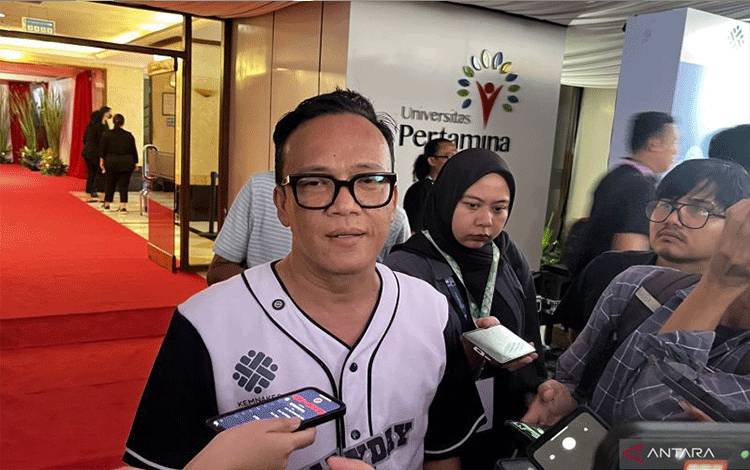 Wamenaker Sebut Masih Akan Kaji Soal Penghapusan Outsourcing