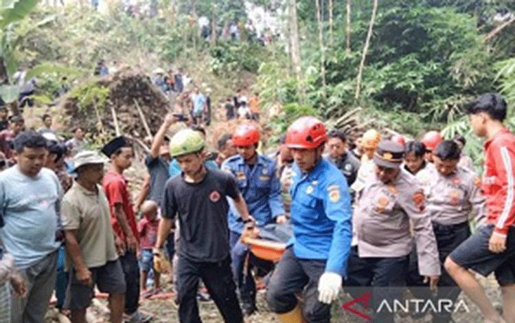 Para relawan sedang mengevakuasi korban longsor di Magelang, Kamis (1/5/2025). ANTARA/Heru Suyitno