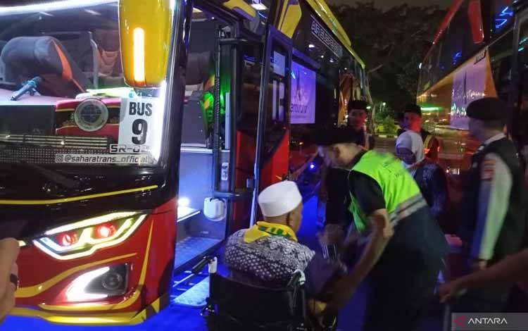Peserta calon haji Indonesia menaiki bus di Asrama Haji Pondok Gede, Jakarta, yang akan mengangkut mereka ke Bandara Soekarno Hatta untuk kemudian diterbangkan ke Arab Saudi, Kamis (1/5/2025). ANTARA/Asep Firmansyah
