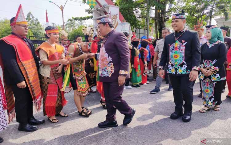 Pesona Busana Adat Tanah Air Warnai Peringatan Hardiknas di Kalteng