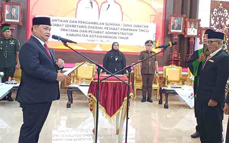 Kotawaringin Timur (Kotim) Halikinnor melantik Masri menjadi Penjabat Sekretaris Daerah (Pj Sekda) di Aula Rumah Jabatan Bupati, Jumat, 2 Mei 2025. (FOTO: DEWIP)