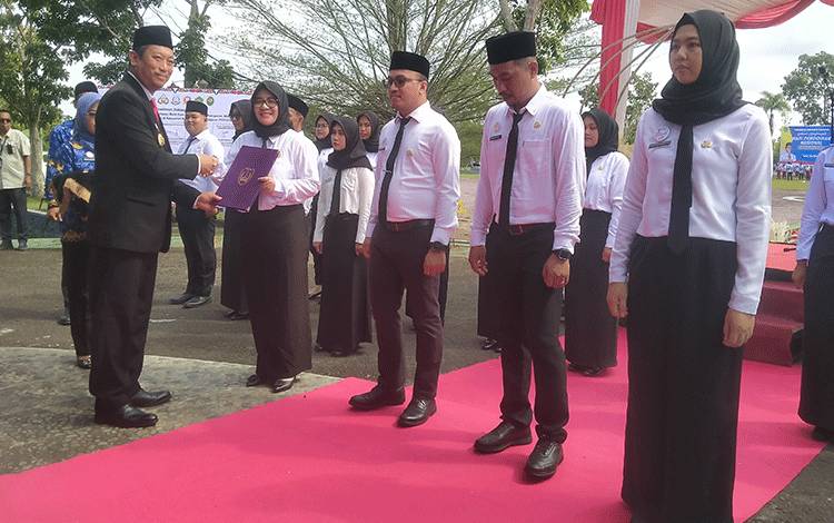 Bupati Sukamara Serahkan 26 SK CPNS
