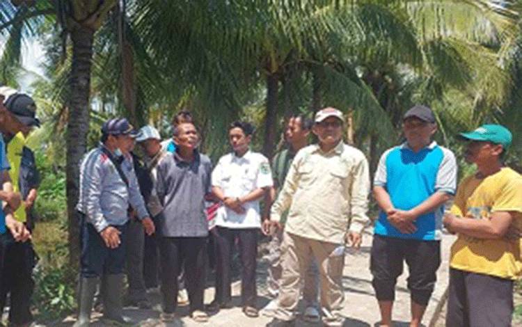Pertemuan di lapangan dengan Gabungan Kelompok Tani. (FOTO:IST)