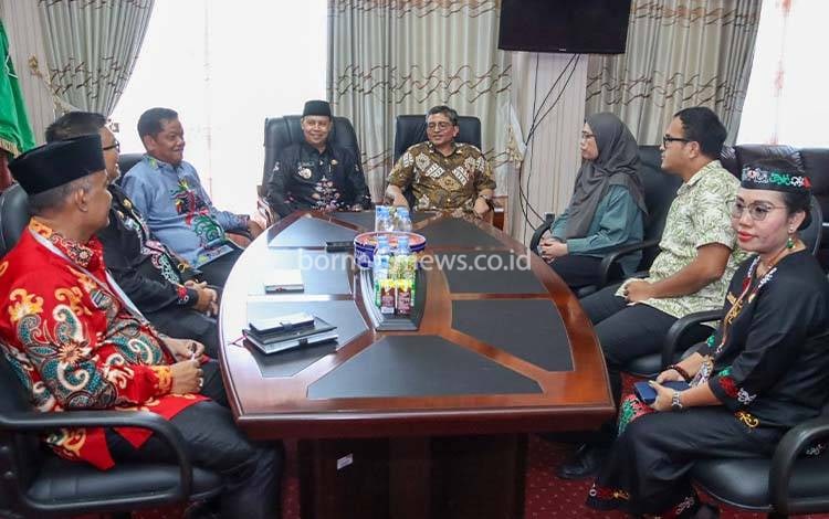 Wakil Bupati Seruyan, H. Supian bersama jajaran Pemerintah Kabupaten Seruyan, melakukan ??pertemuan dengan Kepala BPK RI Kalimantan Tengah, Dodik Achmad Akbar. (Foto: Prokom Seruyan)