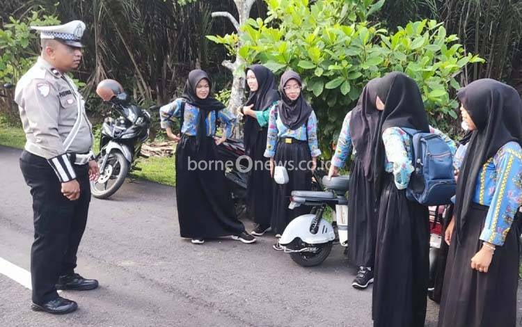 Satlantas Polres Seruyan Sosialisasi Penggunaan Sepeda Listrik ke Pelajar Kuala Pembuang