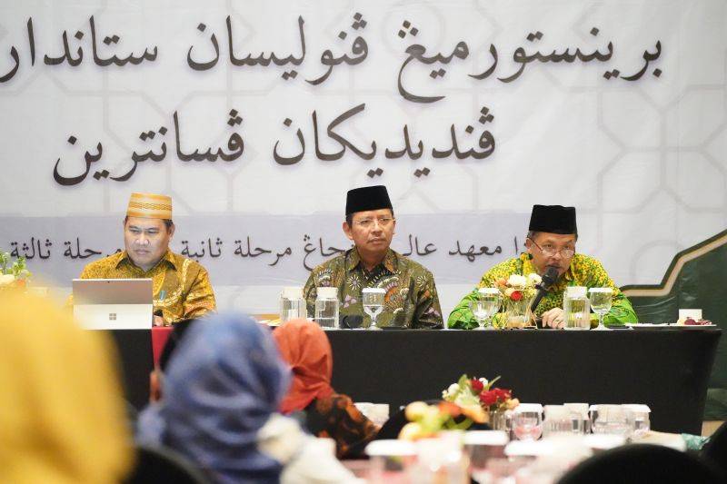 Direktur Jenderal Pendidikan Islam Kemenag Amien Suyitno (tengah) saat sosialisasi standar mutu pendidikan tinggi pesantren jenjang magister dan doktor. (ANTARA/HO-Majelis Masyayikh)