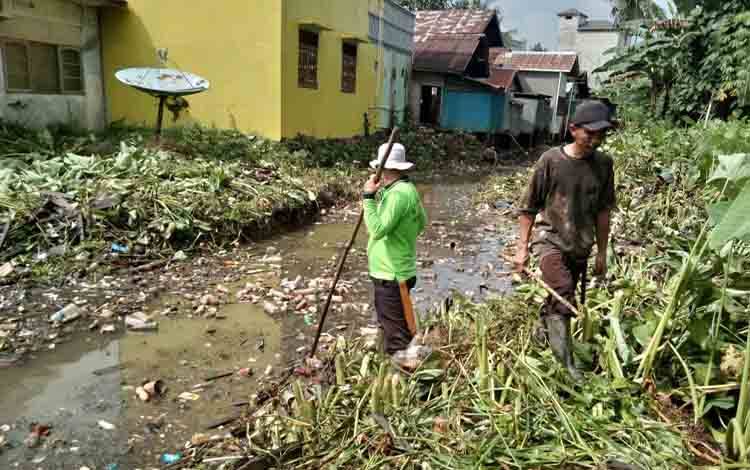 Warga Kelurahan Ampah Kota Barito Timur Bersatu Bersihkan Sungai Putai Idi