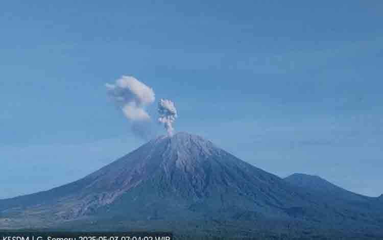 Gunung Semeru Tiga Kali Erupsi dengan Letusan hingga 900 Meter