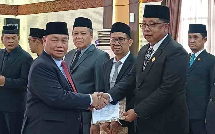 Bupati Kotim Ingatkan Plt Kepala DKUPP Tuntaskan Pembenahan Pasar