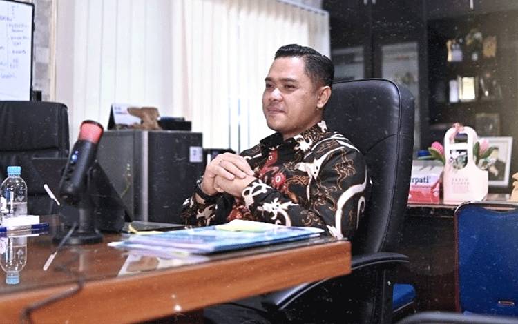 Plt. Kepala Dinas Pendidikan Kalteng Muhammad Reza Prabowo di ruang kerjanya. (FOTO:DISDIK KALTENG)