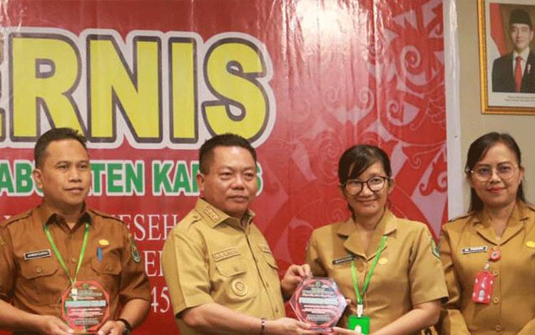 Dinkes Kapuas Berikan Penghargaan Tiga Puskesmas Terbaik atas Kinerja 2024