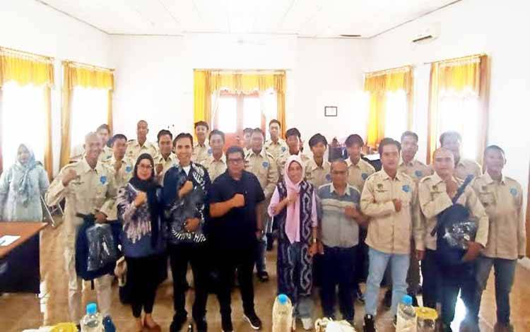 Peserta Diksar Gada Pratama Sekutiri foto bersama Kepala Dinas Nakertranskop UKM Barito Utara M Mastur di Muara Teweh, Minggu (4/5/2025). ANTARA/Dokumen Pribadi