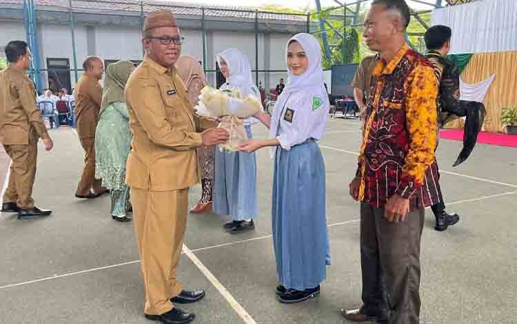 Pentas Seni Warnai Pelepasan Siswa Kelas XII SMA Negeri 1 Kuala Pembuang