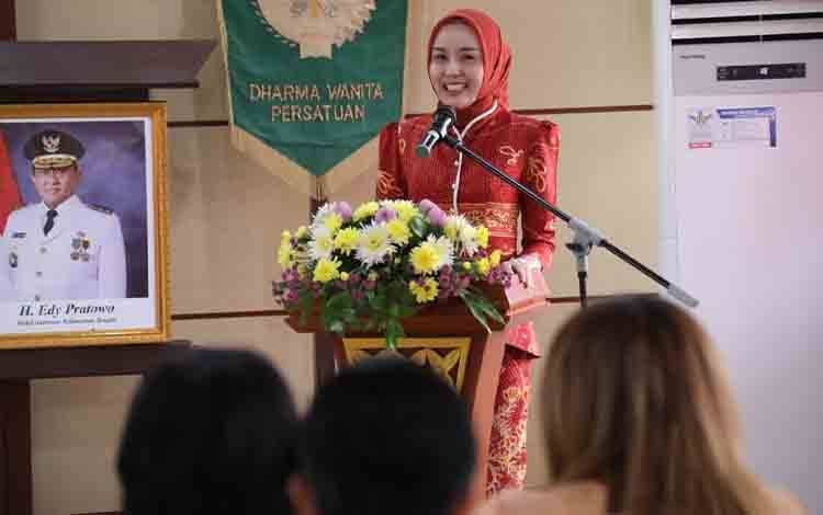 Ketua TP-PKK Provinsi Kalteng Aisyah Thisia Agustiar Sabran saat menyampaikan sambutannya. (FOTO:ASEP)