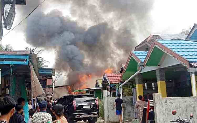 Kebakaran Melanda Permukiman di RT 2 Desa Lemo II, Enam Rumah Warga Ludes Terbakar