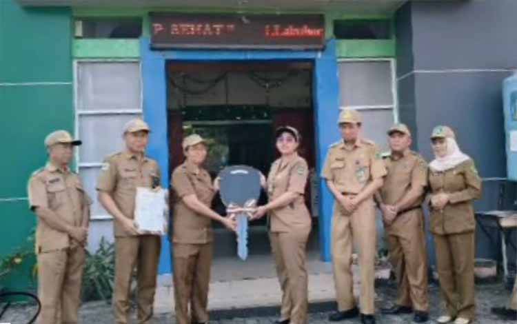 Kadinkes Kapuas Serahkan Ambulans untuk Puskesmas Pulau Telo
