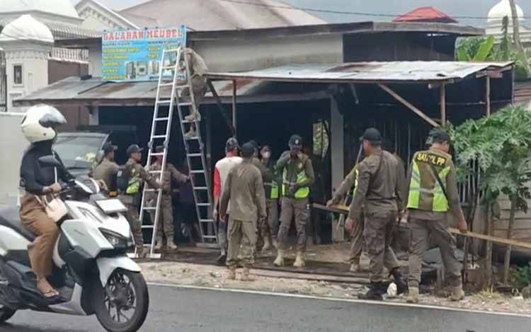 Anggota DPRD Palangka Raya Apresiasi Penertiban Bangunan oleh Satpol PP