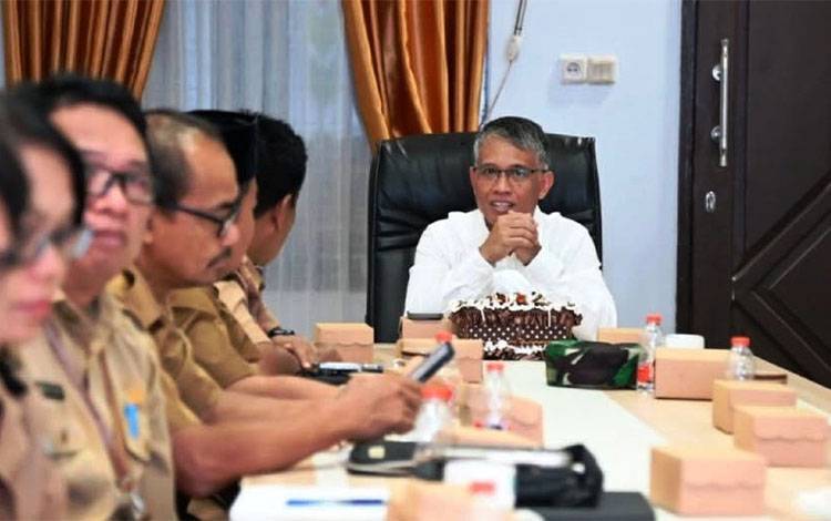 Sekda Lamandau Muhamad Irwansyah saat pimpin Rapat Pimpinan Tim Evaluasi dan Pengawasan Realisasi Anggaran. FOTO : PPOST/FAHRUDDIN FITRIYA