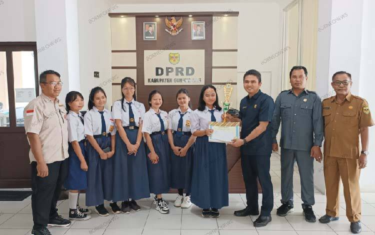 Karang Taruna Gunung Mas Serahkan Hadiah Pemenang Lomba Video Pendek Memilah Sampah