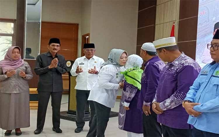 Bupati Kobar Nurhidayah Melepas Keberangkatan 136 Calon Jemaah Haji