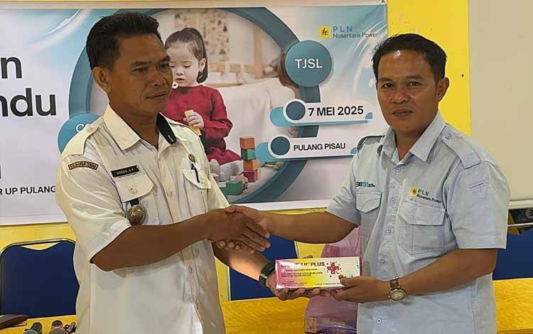 Dukung Penurunan Stunting, PLTU Pulang Pisau Serahkan Bantuan Posyandu Desa Mentaren 1