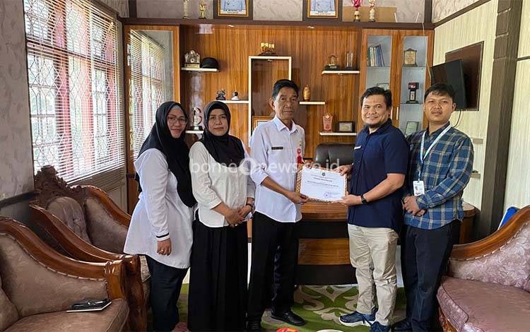 Diskominfosantik Kapuas Beri Penghargaan kepada BPS Kapuas