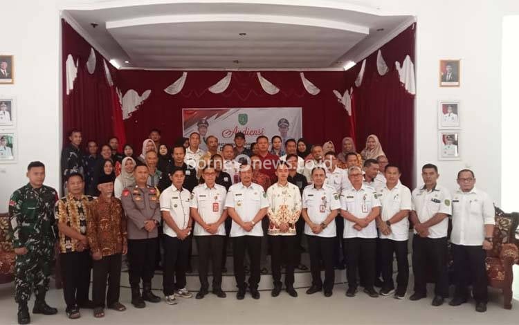 Bupati Sukamara Audiensi dengan Warga Desa Natai Sedawak dan Kelurahan Padang