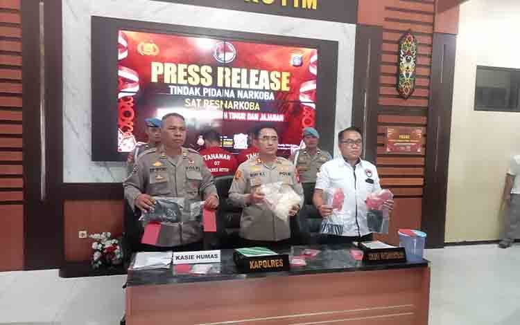 Kapolres Kotim AKBP Resky Maulana Zulkarnain melakukan press release pengungkapan kasus narkoba. (FOTO: BUDDI)