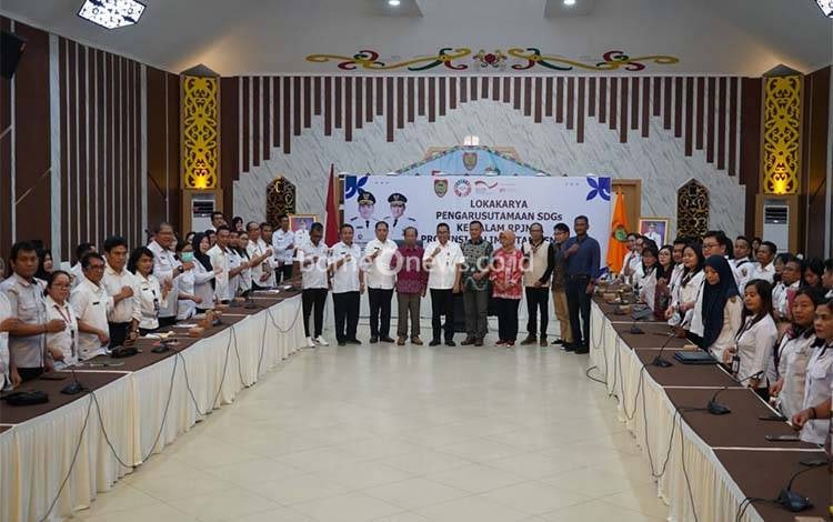 Foto bersama saat Lokakarya Pengarusutamaan Sustainable Development Goals (SDGs) ke dalam Rencana Pembangunan Jangka Menengah Daerah (RPJMD) Prov Kalteng, di Aula Bapperida Prov Kalteng, Rabu, 7 Mei 2025. (FOTO: RIN)