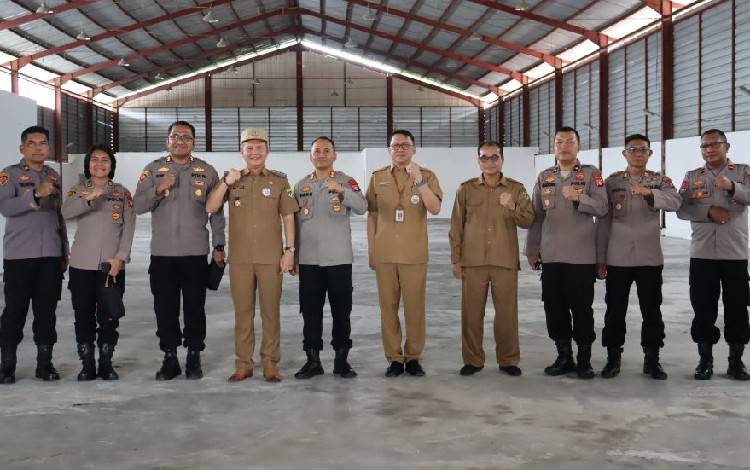 Bupati Gunung Mas Jaya S Monong bersama Sekda Richard dan lainnya saat meninjau salah satu dapur untuk program MBG. (FOTO: DISKOMINFOSANTIK GUMAS)