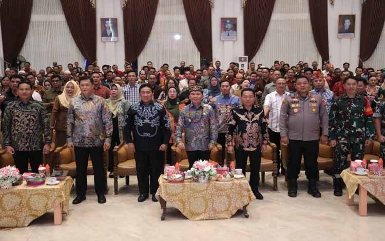 Gubernur Minta Kepala Desa dan Damang Jadi Garda Depan Pembangunan