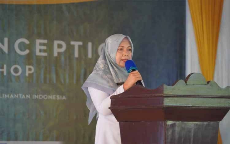 Asisten Ekbang Sri Widanarni saat menyampaikan sambutannya. (FOTO:AWB)