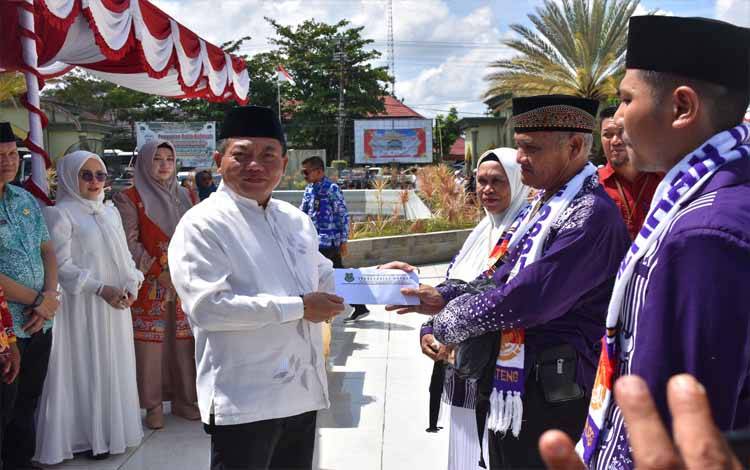 Bupati Kapuas, Wiyatno melepas jemaah calon haji tahun 1446 H/2025, Kamis, 8 Mei 2025. (FOTO: IST)