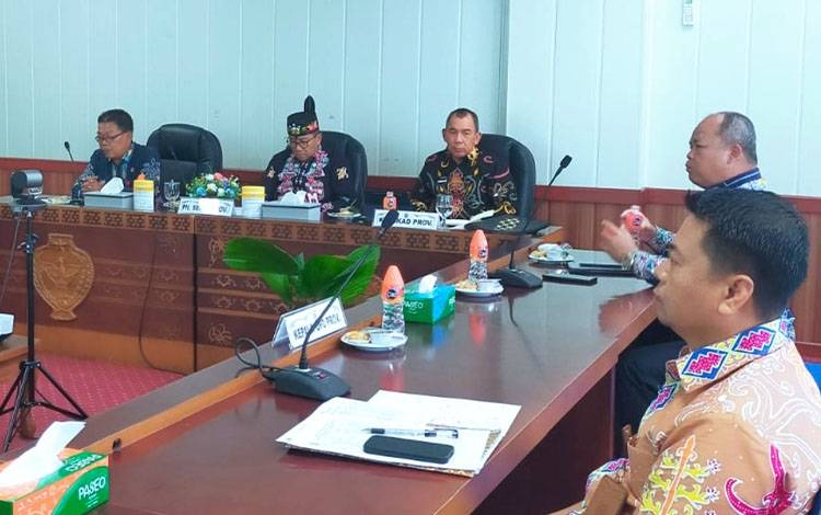 Plt. Sekda Provinsi Kalteng Leonard S. Ampung saat menghadiri secara virtual Rapat Koordinasi Percepatan Realisasi APBD Tahun 2025. (FOTO: DE)