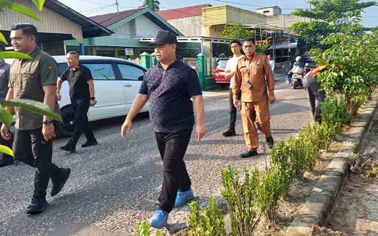Bupati Kotawaringin Timur Halikinnor saat memantau gotong royong di Jalan Muchran Ali, Selasa, 6 Mei 2025. (FOTO: DEWIP)